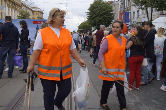 Новини Вінниці - фото з Янголи з грошима та інші фотолокації. Як виглядала Соборна в День Європи Янголи з грошима та інші фотолокації. Як виглядала Соборна в День Європи, фото №5 на сайті 20minut.ua