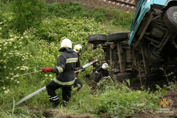 ДТП біля Глибочка:  у кювет перекинулась вантажівка DAF, фото №3 на сайті 20minut.ua