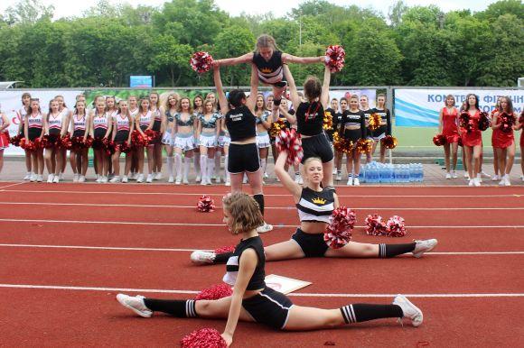 У парку Горького пройшов чемпіонат груп підтримки. Наші отримали «золото» і «срібло», фото №1 на сайті 20minut.ua