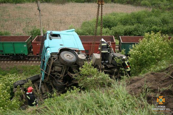 ДТП біля Глибочка:  у кювет перекинулась вантажівка DAF, фото №2 на сайті 20minut.ua