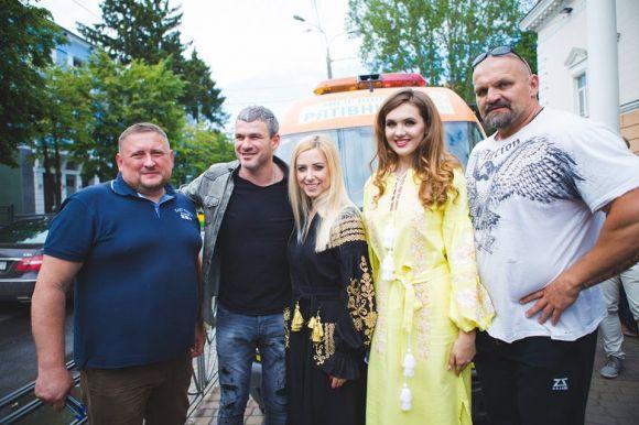 Новини Вінниці - фото з У Вінниці обрали переможницю конкурсу «Місіс Вінниця» Запрошені гості, організатори та автомобіль швидкої домопоги для бійців АТО