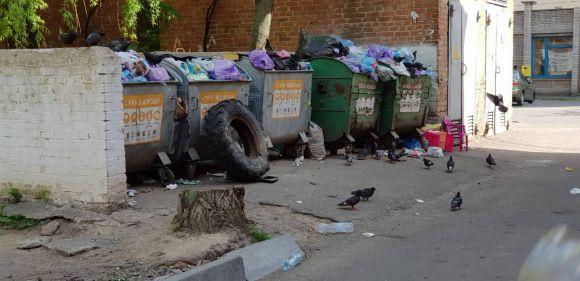 Свалка во дворе дома