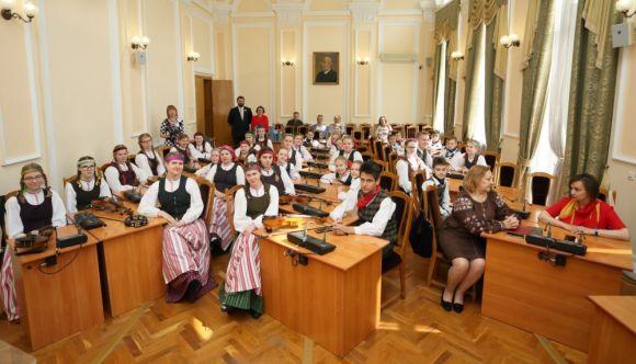 Сесійна зала на день перетворилася на танцювальну, фото №1 на сайті 20minut.ua