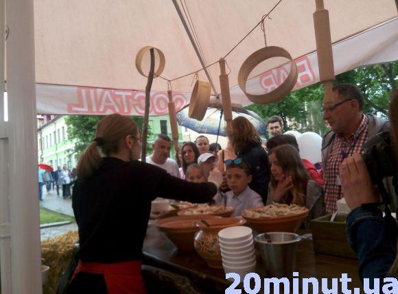 Новини Кам'янця-Подільського - фото з Закордонні делегації та частування варениками: у Кам’янці святкують День міста (ФОТО) Закордонні делегації та частування варениками: у Кам’янці святкують День міста (ФОТО), фото №3 на сайті 20minut.ua