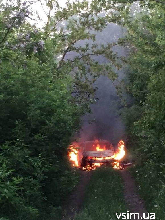 Водій спалив автомобіль після того, як вилетів на тротуар і збив жінку в центрі Хмельницького, фото №2 на сайті vsim.ua
