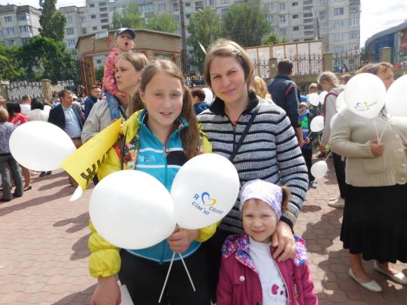 Новини Хмельницького - фото з Хода за сімейні цінності у Хмельницькому: хто йшов у колоні C:\Users\Користувач\Desktop\Храм\DSCN8392.JPG