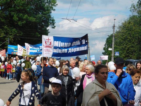 Новини Хмельницького - фото з Хода за сімейні цінності у Хмельницькому: хто йшов у колоні Хода за сімейні цінності у Хмельницькому: хто йшов у колоні, фото №20 на сайті vsim.ua