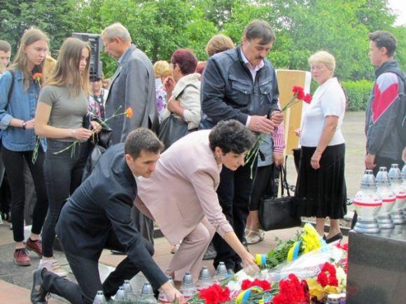 Новини Житомира - фото з У Житомирі вшанували жертв Великого терору У Житомирі вшанували жертв Великого терору, фото №2 на сайті 20minut.ua