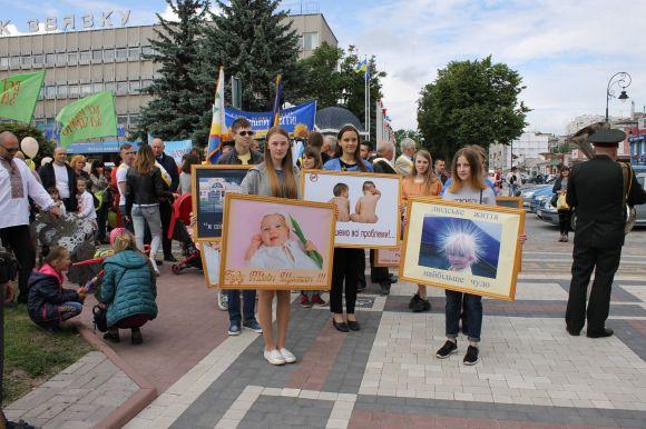 Новини Кам'янця-Подільського - фото з У Кам’янці відбулася хода за традиційні сімейні цінності У Кам’янці відбулася хода за традиційні сімейні цінності, фото №1 на сайті 20minut.ua