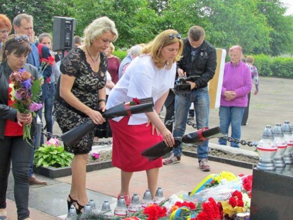 Новини Житомира - фото з У Житомирі вшанували жертв Великого терору У Житомирі вшанували жертв Великого терору, фото №1 на сайті 20minut.ua