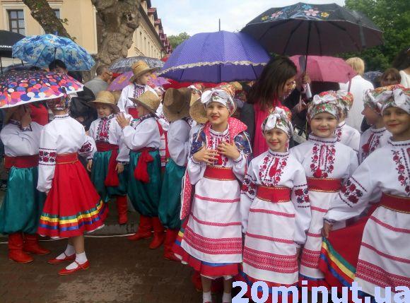 Новини Кам'янця-Подільського - фото з Закордонні делегації та частування варениками: у Кам’янці святкують День міста (ФОТО) Закордонні делегації та частування варениками: у Кам’янці святкують День міста (ФОТО), фото №2 на сайті 20minut.ua