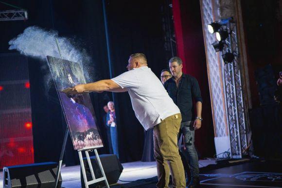 Новини Вінниці - фото з У Вінниці обрали переможницю конкурсу «Місіс Вінниця» Юрій Тира створює подарунок для Арсена Мірзояна прямо на сцені