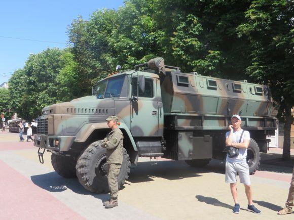 Новини Хмельницького - фото з Показ техніки на Проскурівській. Можна вдягнути бронежилет і залізти в танк Показ техніки на Проскурівській. Можна вдягнути бронежилет і залізти в танк, фото №3 на сайті vsim.ua