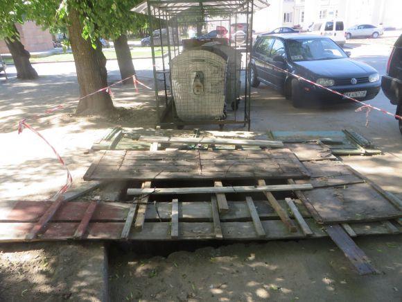 Новини Хмельницького - фото з В центрі Хмельницького розрили ями для підземних сміттєбаків. Що кажуть перехожі В центрі Хмельницького розрили ями для підземних сміттєбаків. Що кажуть перехожі, фото №2 на сайті vsim.ua