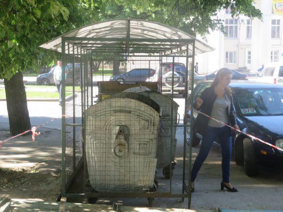 Новини Хмельницького - фото з В центрі Хмельницького розрили ями для підземних сміттєбаків. Що кажуть перехожі В центрі Хмельницького розрили ями для підземних сміттєбаків. Що кажуть перехожі, фото №6 на сайті vsim.ua