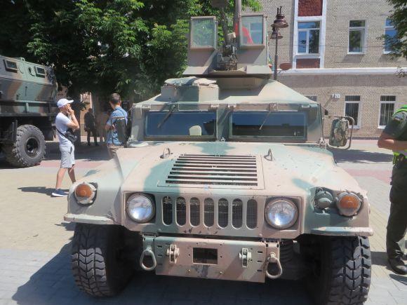 Новини Хмельницького - фото з Показ техніки на Проскурівській. Можна вдягнути бронежилет і залізти в танк Показ техніки на Проскурівській. Можна вдягнути бронежилет і залізти в танк, фото №4 на сайті vsim.ua