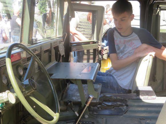 Новини Хмельницького - фото з Показ техніки на Проскурівській. Можна вдягнути бронежилет і залізти в танк Показ техніки на Проскурівській. Можна вдягнути бронежилет і залізти в танк, фото №10 на сайті vsim.ua