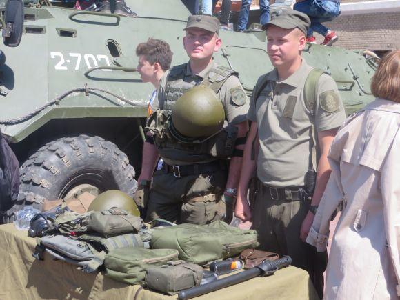 Новини Хмельницького - фото з Показ техніки на Проскурівській. Можна вдягнути бронежилет і залізти в танк Показ техніки на Проскурівській. Можна вдягнути бронежилет і залізти в танк, фото №7 на сайті vsim.ua