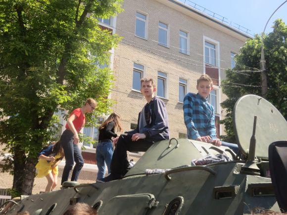 Новини Хмельницького - фото з Показ техніки на Проскурівській. Можна вдягнути бронежилет і залізти в танк Показ техніки на Проскурівській. Можна вдягнути бронежилет і залізти в танк, фото №12 на сайті vsim.ua