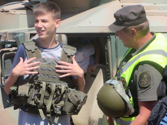 Новини Хмельницького - фото з Показ техніки на Проскурівській. Можна вдягнути бронежилет і залізти в танк Показ техніки на Проскурівській. Можна вдягнути бронежилет і залізти в танк, фото №8 на сайті vsim.ua