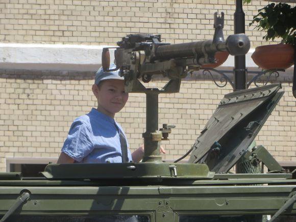 Новини Хмельницького - фото з Показ техніки на Проскурівській. Можна вдягнути бронежилет і залізти в танк Показ техніки на Проскурівській. Можна вдягнути бронежилет і залізти в танк, фото №13 на сайті vsim.ua