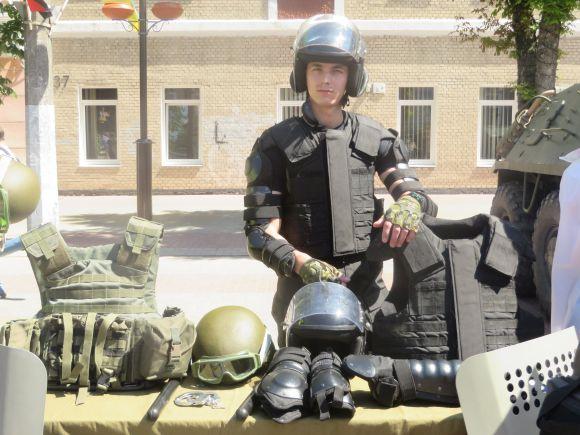 Новини Хмельницького - фото з Показ техніки на Проскурівській. Можна вдягнути бронежилет і залізти в танк Показ техніки на Проскурівській. Можна вдягнути бронежилет і залізти в танк, фото №5 на сайті vsim.ua