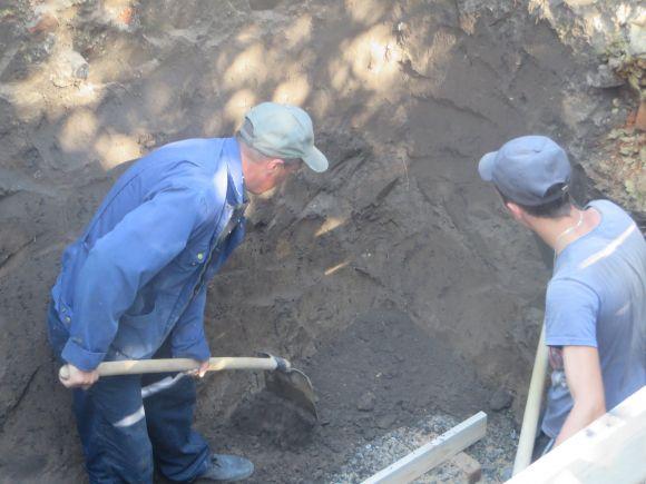 Новини Хмельницького - фото з В центрі Хмельницького розрили ями для підземних сміттєбаків. Що кажуть перехожі В центрі Хмельницького розрили ями для підземних сміттєбаків. Що кажуть перехожі, фото №1 на сайті vsim.ua