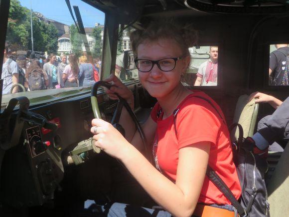 Новини Хмельницького - фото з Показ техніки на Проскурівській. Можна вдягнути бронежилет і залізти в танк Показ техніки на Проскурівській. Можна вдягнути бронежилет і залізти в танк, фото №1 на сайті vsim.ua