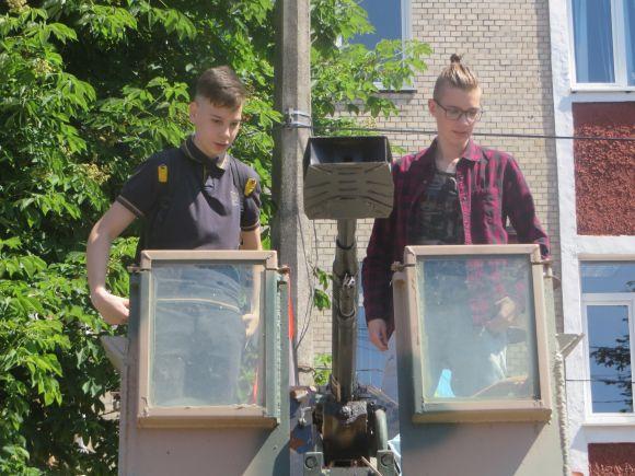 Новини Хмельницького - фото з Показ техніки на Проскурівській. Можна вдягнути бронежилет і залізти в танк Показ техніки на Проскурівській. Можна вдягнути бронежилет і залізти в танк, фото №9 на сайті vsim.ua