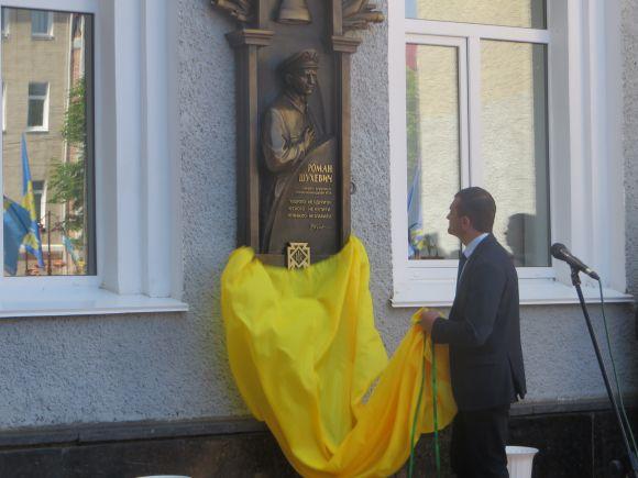 Новини Хмельницького - фото з Пам'ятна дошка Шухевичу: що пов'язує головнокомандувача УПА і кінотеатр Шевченка Пам'ятна дошка Шухевичу: що пов'язує головнокомандувача УПА і кінотеатр Шевченка, фото №1 на сайті vsim.ua