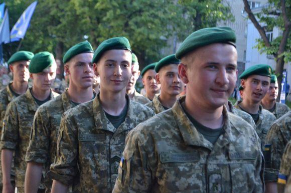 Новини Хмельницького - фото з Центром Хмельницького пройшлися курсанти-прикордонники і учасники АТО Центром Хмельницького пройшлися курсанти-прикордонники і учасники АТО, фото №8 на сайті vsim.ua