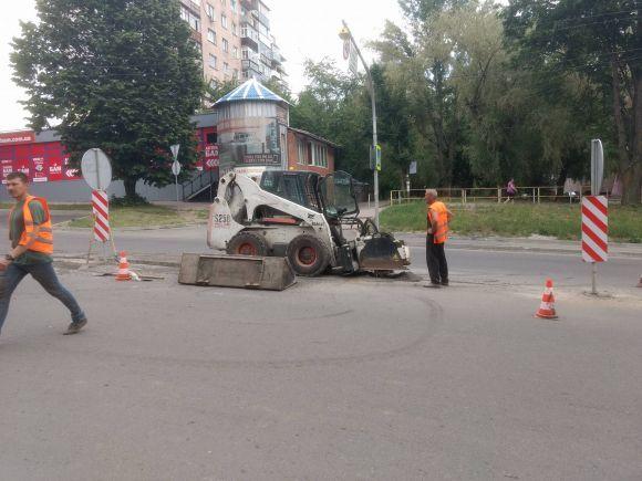 На Свободи будують острівець безпеки. Планують ще три, фото №1 на сайті vsim.ua