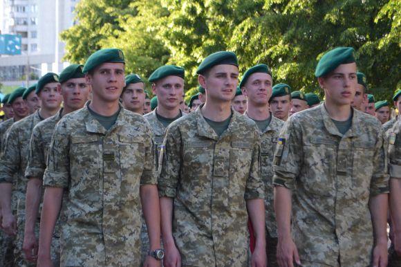 Новини Хмельницького - фото з Центром Хмельницького пройшлися курсанти-прикордонники і учасники АТО Центром Хмельницького пройшлися курсанти-прикордонники і учасники АТО, фото №15 на сайті vsim.ua