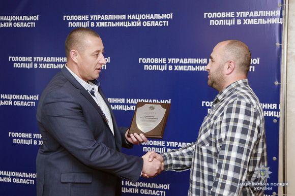 Кам’янчанину, який затримав у своїй квартирі злодія, вручили відзнаку, фото №1 на сайті 20minut.ua