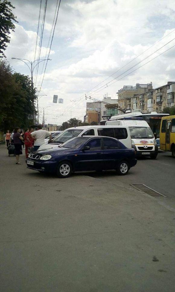 Новини Вінниці - фото з Біля Центрального ринку помер чоловік. На місці працюють медики та «копи» Біля Центрального ринку помер чоловік. На місці працюють медики та «копи», фото №1 на сайті 20minut.ua