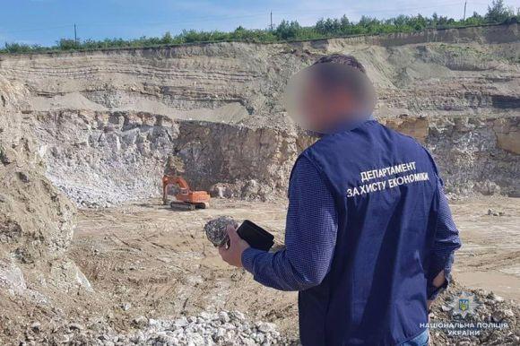 Біля Кам'янця виявили незаконний кар’єр. Камінь збували закордон, фото №1 на сайті vsim.ua