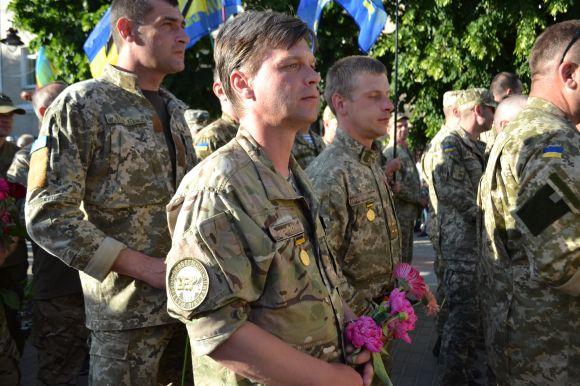 Новини Хмельницького - фото з Центром Хмельницького пройшлися курсанти-прикордонники і учасники АТО Центром Хмельницького пройшлися курсанти-прикордонники і учасники АТО, фото №20 на сайті vsim.ua
