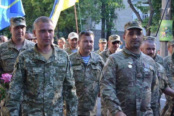 Новини Хмельницького - фото з Центром Хмельницького пройшлися курсанти-прикордонники і учасники АТО Центром Хмельницького пройшлися курсанти-прикордонники і учасники АТО, фото №9 на сайті vsim.ua