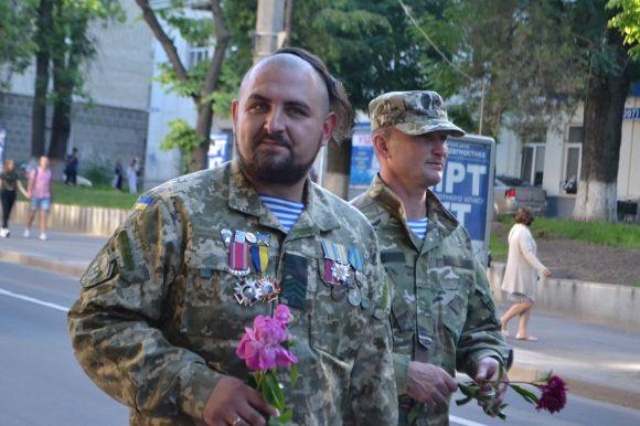 Новини Хмельницького - фото з Центром Хмельницького пройшлися курсанти-прикордонники і учасники АТО Центром Хмельницького пройшлися курсанти-прикордонники і учасники АТО, фото №12 на сайті vsim.ua