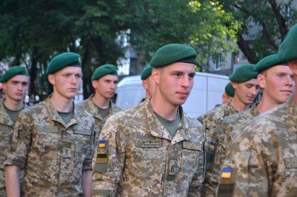 Новини Хмельницького - фото з Центром Хмельницького пройшлися курсанти-прикордонники і учасники АТО Центром Хмельницького пройшлися курсанти-прикордонники і учасники АТО, фото №4 на сайті vsim.ua
