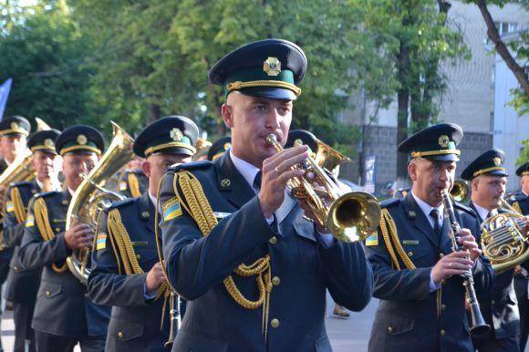 Новини Хмельницького - фото з Центром Хмельницького пройшлися курсанти-прикордонники і учасники АТО Центром Хмельницького пройшлися курсанти-прикордонники і учасники АТО, фото №6 на сайті vsim.ua