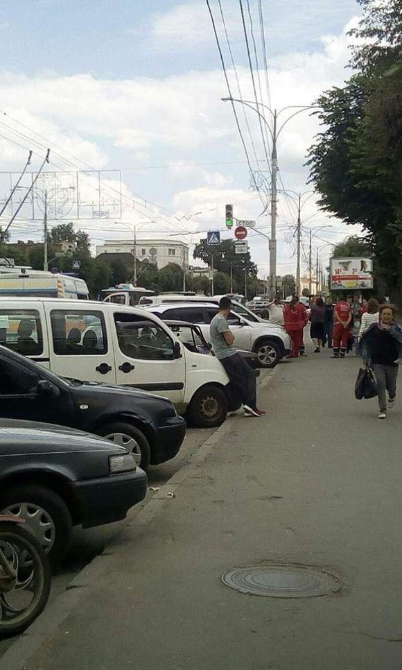 Новини Вінниці - фото з Біля Центрального ринку помер чоловік. На місці працюють медики та «копи» Біля Центрального ринку помер чоловік. На місці працюють медики та «копи», фото №2 на сайті 20minut.ua