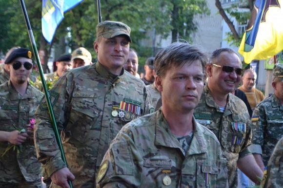Новини Хмельницького - фото з Центром Хмельницького пройшлися курсанти-прикордонники і учасники АТО Центром Хмельницького пройшлися курсанти-прикордонники і учасники АТО, фото №10 на сайті vsim.ua