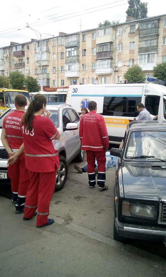 Новини Вінниці - фото з Біля Центрального ринку помер чоловік. На місці працюють медики та «копи» Біля Центрального ринку помер чоловік. На місці працюють медики та «копи», фото №3 на сайті 20minut.ua