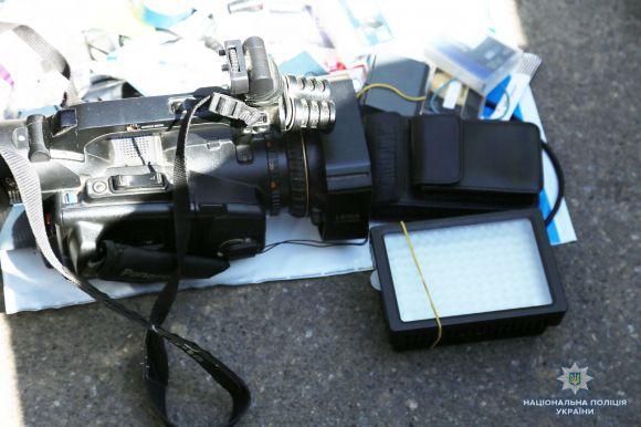 На Бевза грузини «сканеристи» обікрали автомобіль калинівчанина. Вкрали гроші та дорогу техніку, фото №3 на сайті 20minut.ua