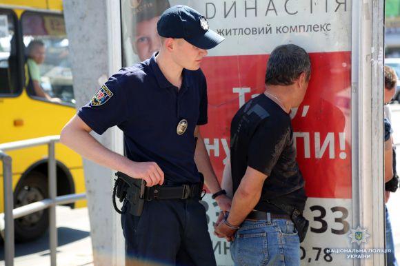 На Бевза грузини «сканеристи» обікрали автомобіль калинівчанина. Вкрали гроші та дорогу техніку, фото №2 на сайті 20minut.ua