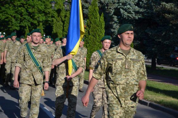 Новини Хмельницького - фото з Центром Хмельницького пройшлися курсанти-прикордонники і учасники АТО Центром Хмельницького пройшлися курсанти-прикордонники і учасники АТО, фото №3 на сайті vsim.ua