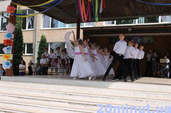 У школах Кам’янця пролунав останній дзвоник (ФОТОРЕПОРТАЖ), фото №4 на сайті 20minut.ua
