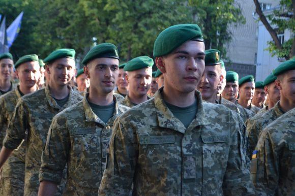 Новини Хмельницького - фото з Центром Хмельницького пройшлися курсанти-прикордонники і учасники АТО Центром Хмельницького пройшлися курсанти-прикордонники і учасники АТО, фото №7 на сайті vsim.ua