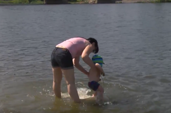 Новини Вінниці - фото з Вінничани відкрили пляжний сезон. Однак, пляжі офіційно не відкриті, а вода не придатна для купання Вінничани відкрили пляжний сезон. Однак, пляжі офіційно не відкриті, а вода не придатна для купання, фото №1 на сайті 20minut.ua